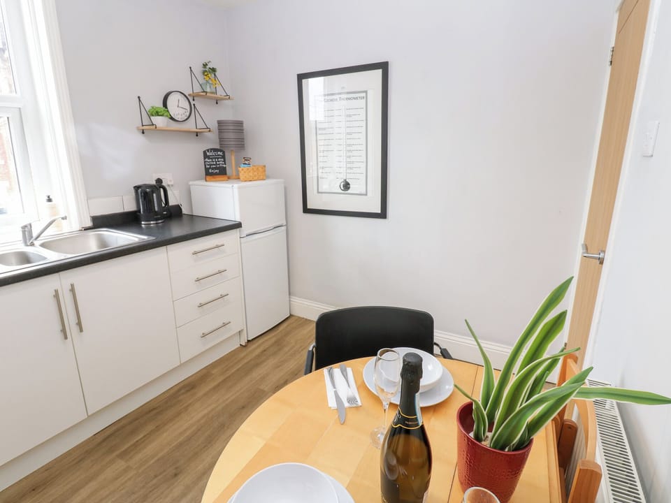 Cottage | Private kitchen | Fridge, microwave, electric kettle, toaster