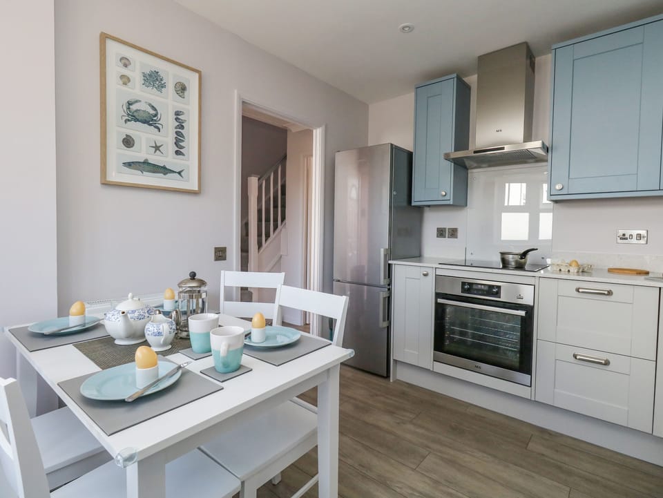 Cottage | Private kitchen | Fridge, microwave, electric kettle, toaster