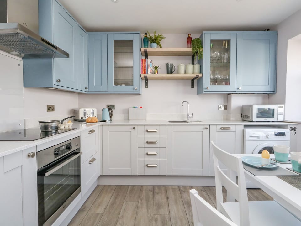 Cottage | Private kitchen | Fridge, microwave, electric kettle, toaster