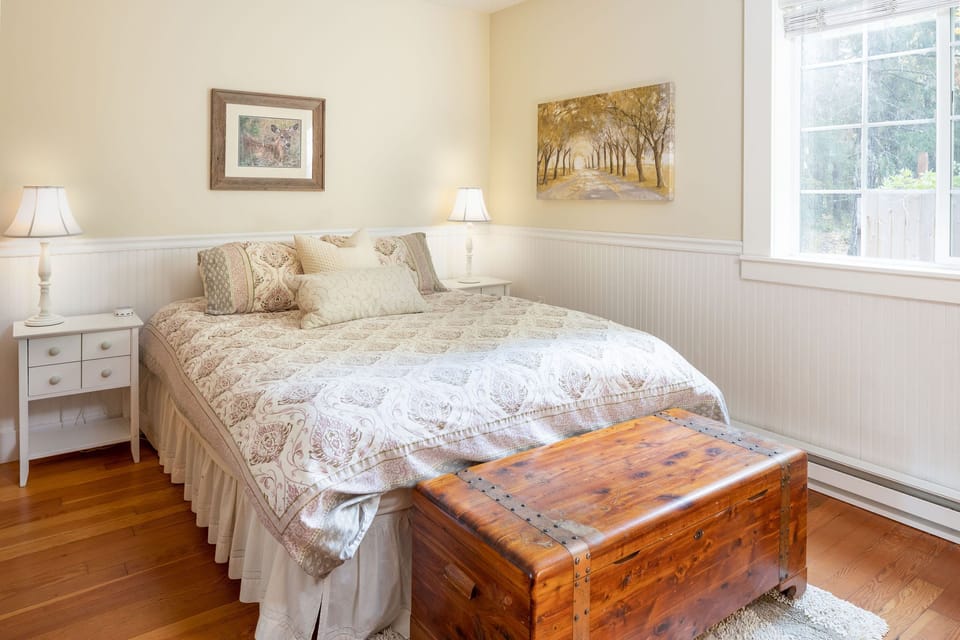 1st Bedroom with Queen Bed