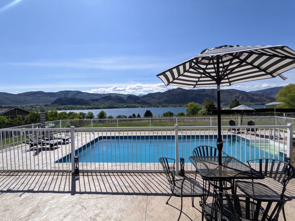 Poolside Veranda seating for 20