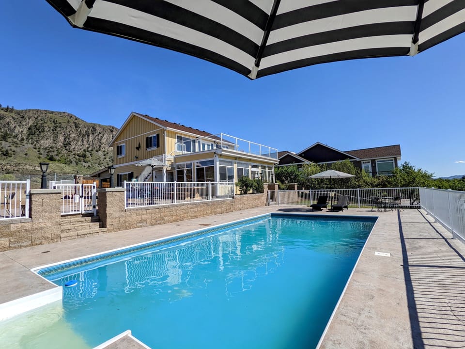 Oro Hill House pool and villa