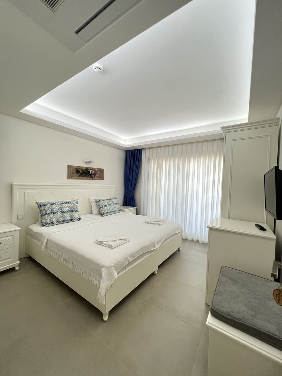 Egyptian cotton sheets, premium bedding, memory foam beds, minibar