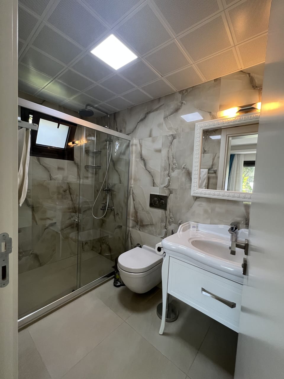 Shower, rainfall showerhead, free toiletries, hair dryer