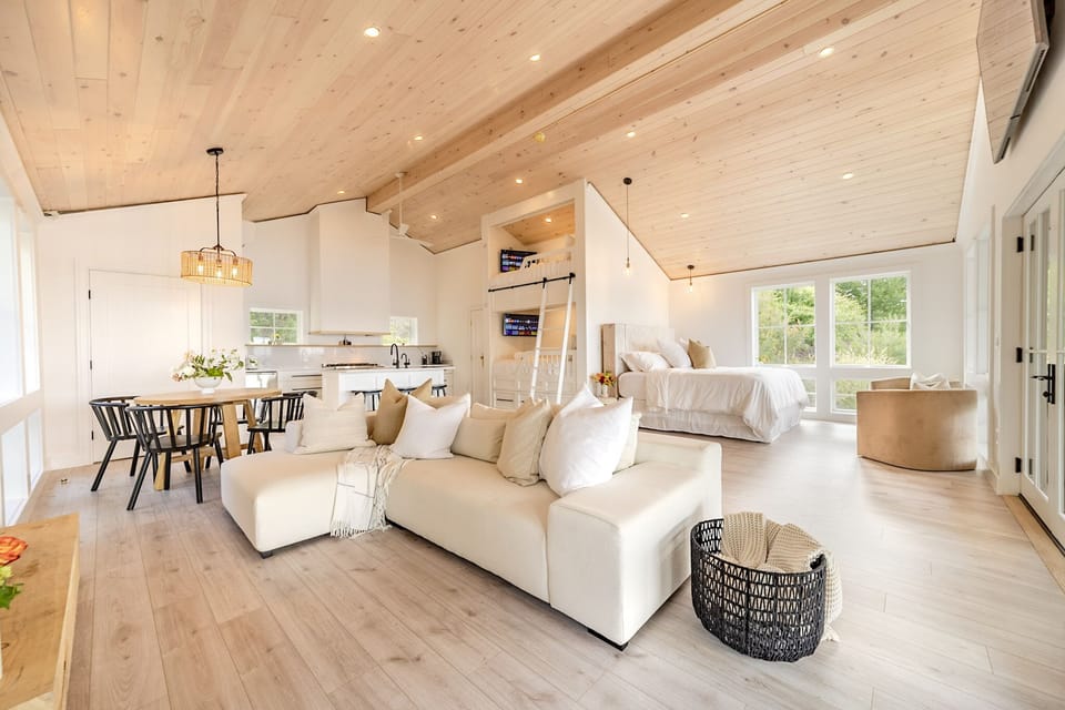 The main area, open-floor plan: Modern Scandinavian style 