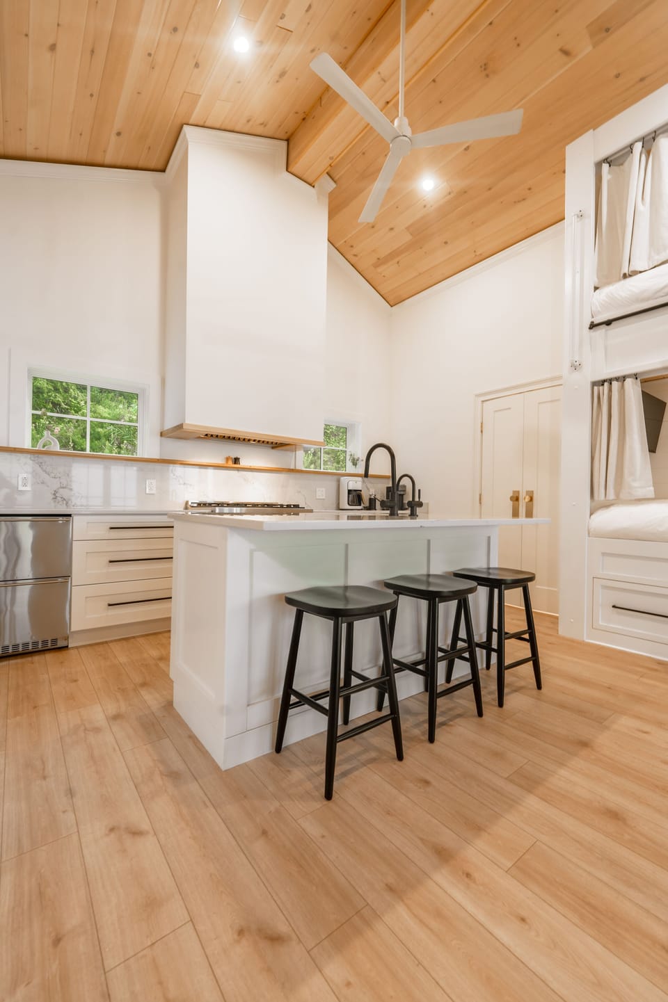 Kitchen: Middle island, Insta Hot water dispenser, Fridge/Freezer Drawers 