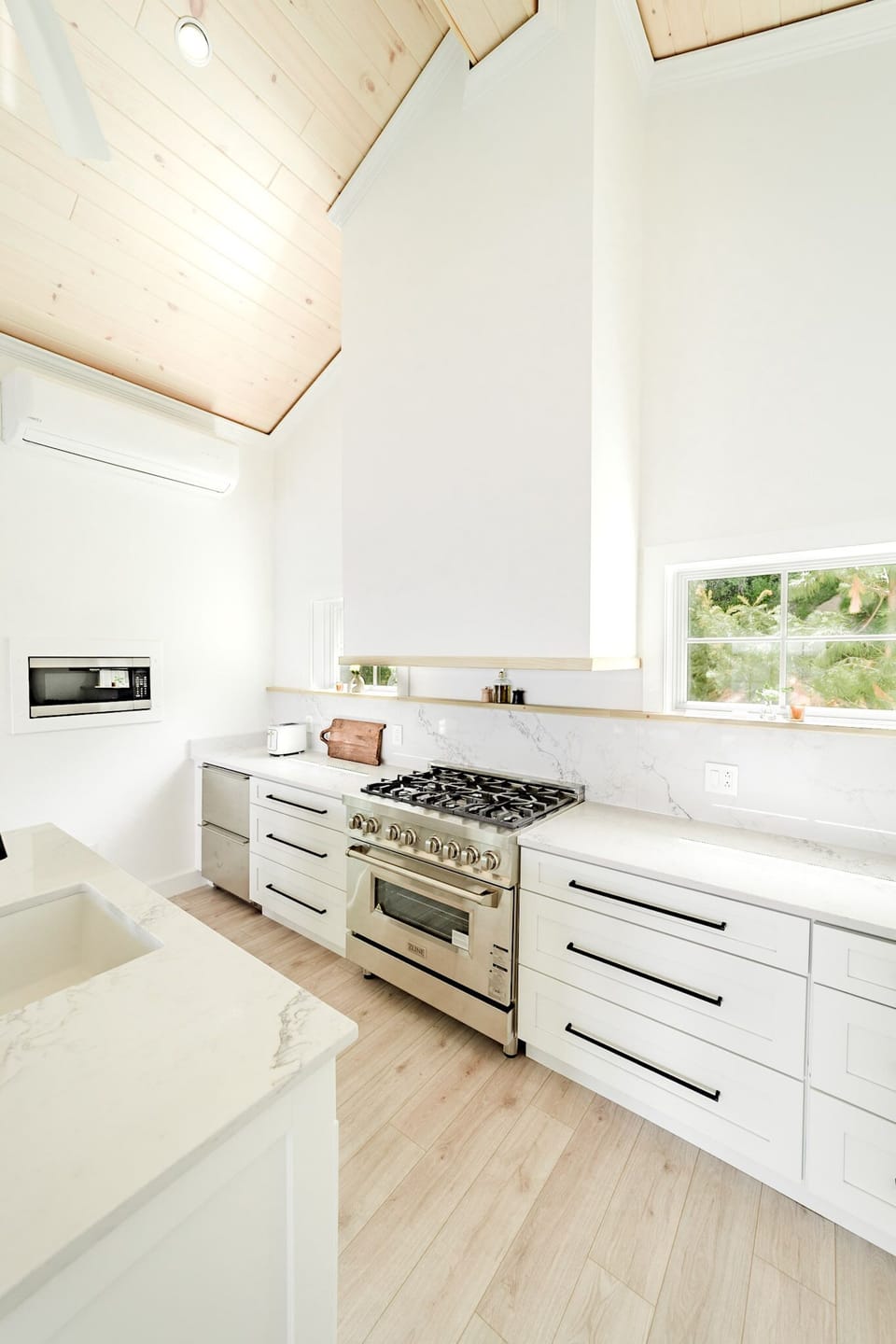 Kitchen: Fridge/Freezer Drawers, 6Burner Zline Gas oven with Commercial Vent 