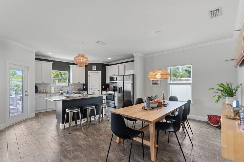 Dining table and island seating, perfect for groups