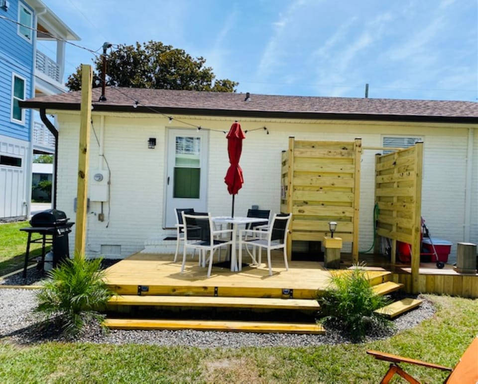 Outdoor dining and shower with plenty of lighting for evening relaxing