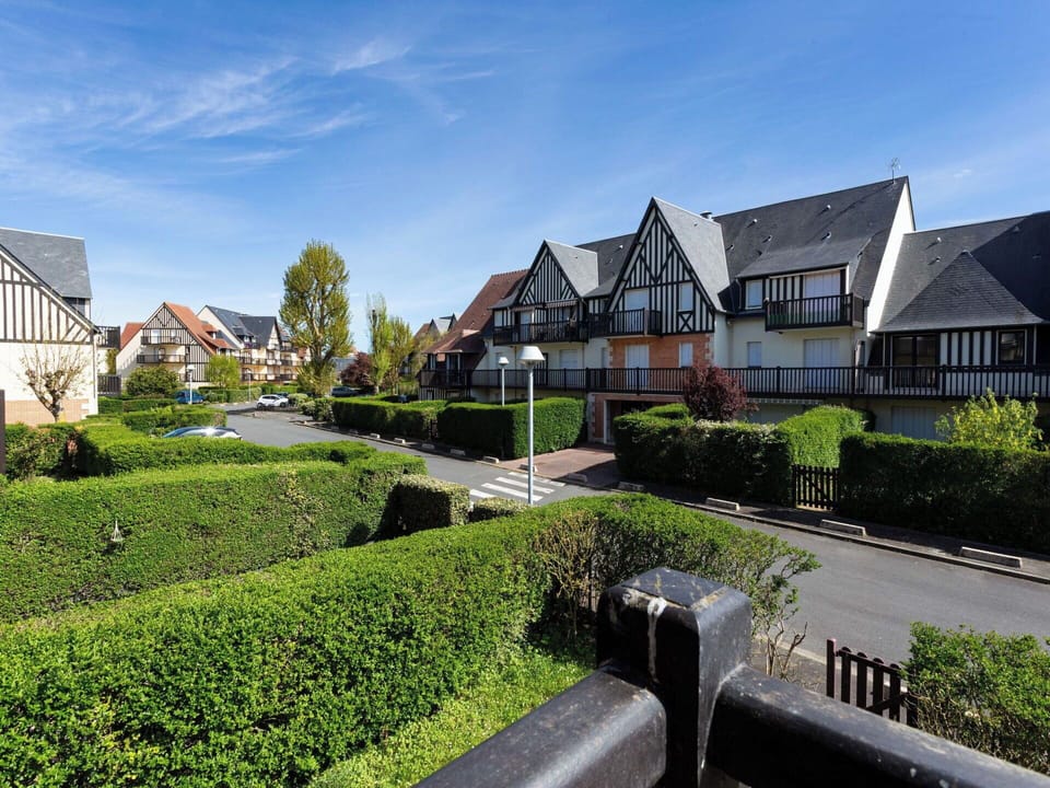 Shrub, Residential Area, Home, Human Settlement, Hedge, Estate, Landscaping, Suburb, Garden, Mansion