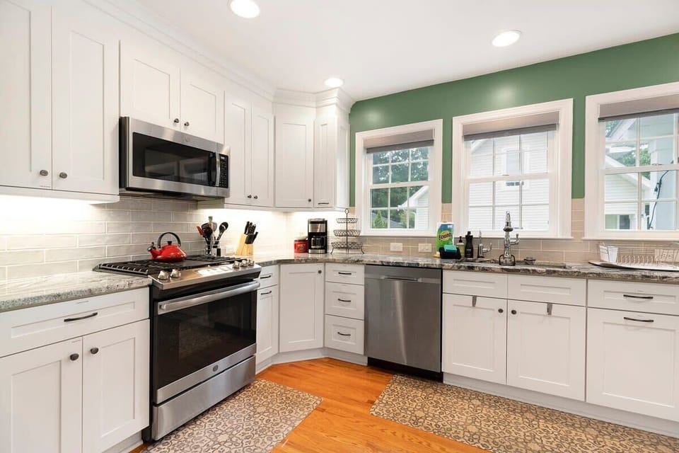 Updated kitchen with standard kitchenware 