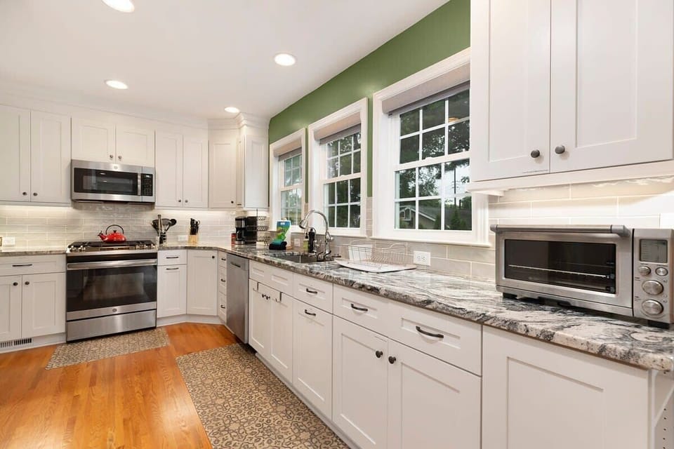 Updated kitchen with standard kitchenware 