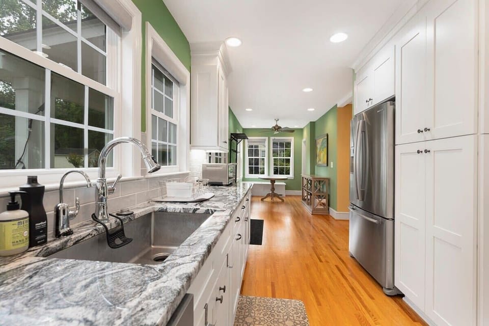 Updated kitchen with standard kitchenware 