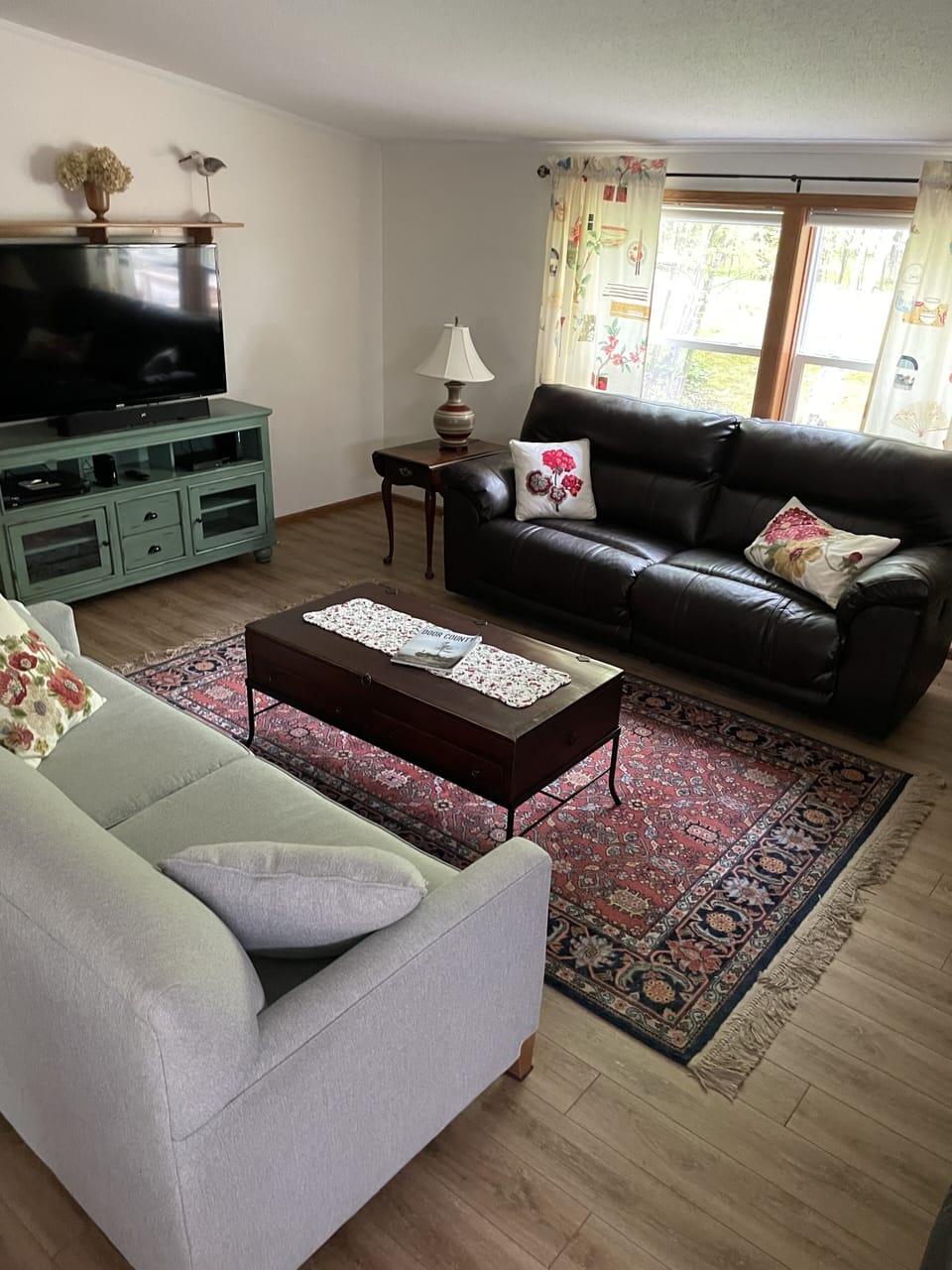 Living room with reclining leather sofa 