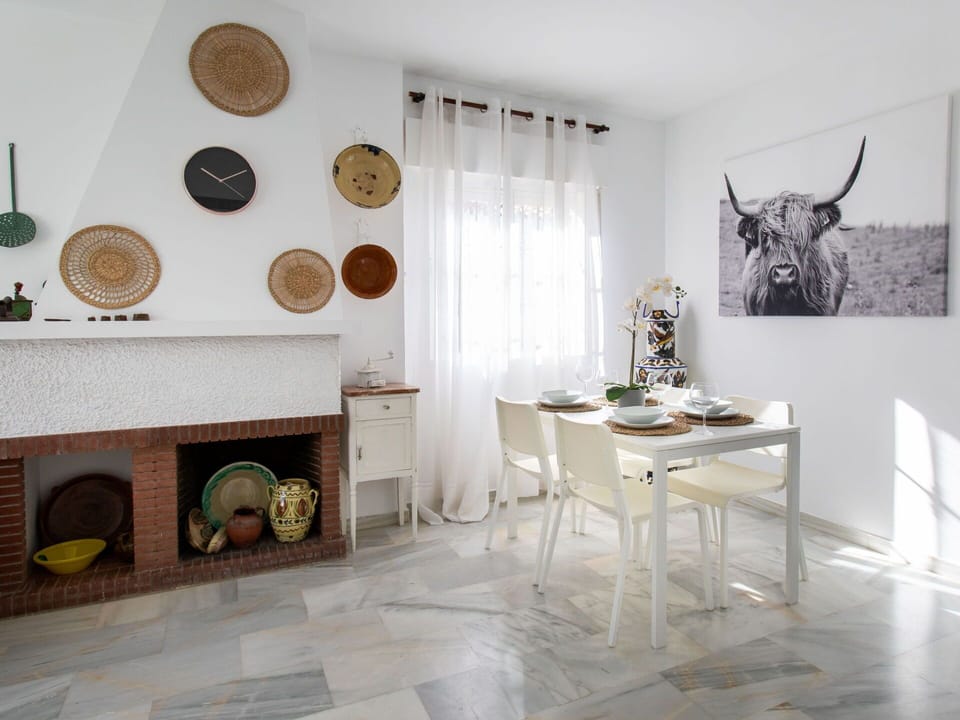 Property, Table, Interior Design, Wood, Living Room, Wall, Flooring, Art, Ceiling