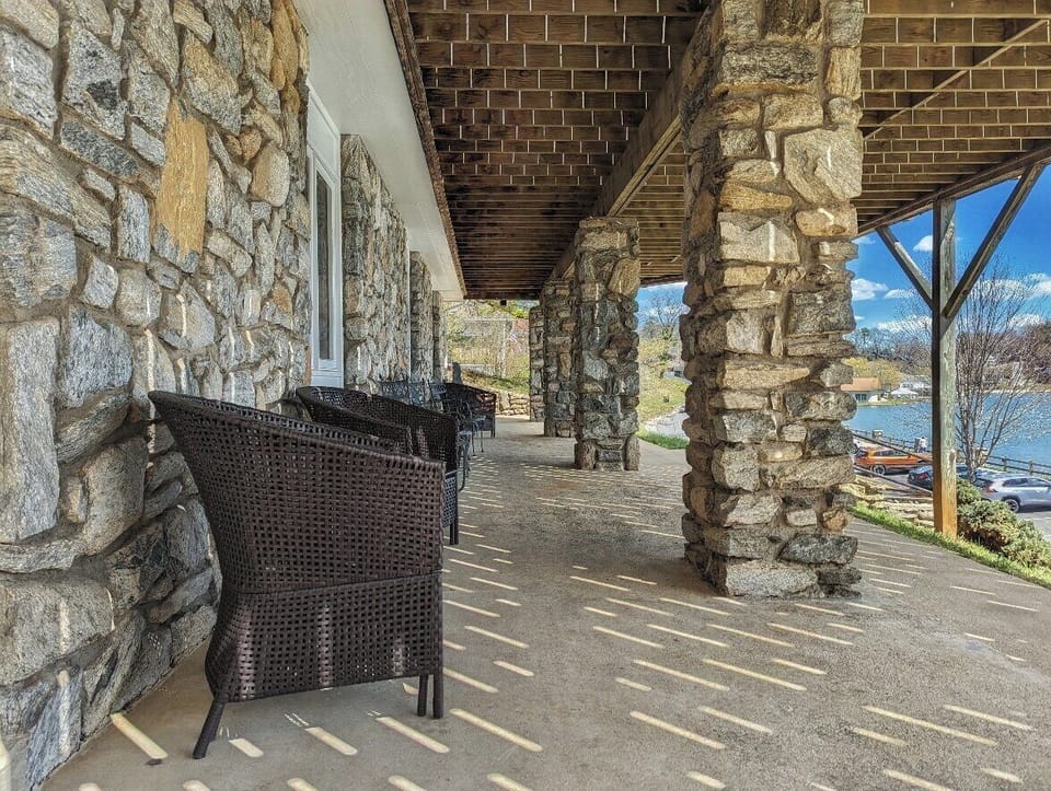 Beautiful Lake & Mountain Views From the Patio