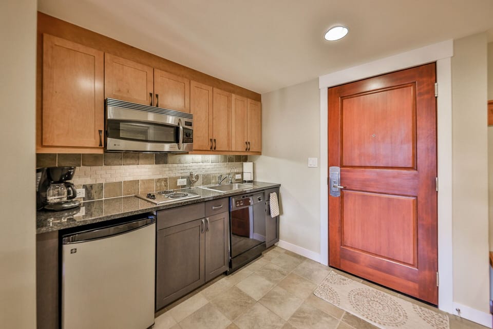 Dishwasher, microwave, 2 burners