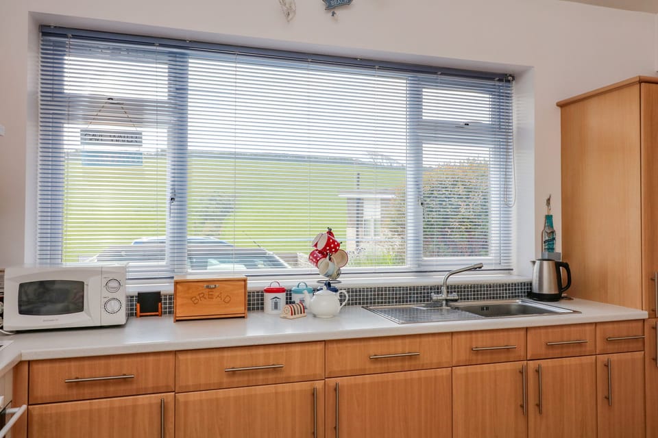 Cottage | Private kitchen | Fridge, microwave, toaster, cookware/dishes/utensils