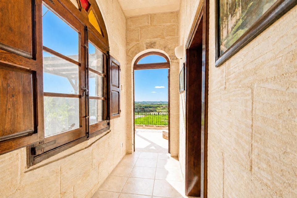 Family House, 4 Bedrooms, Balcony (Villayana Gozitan Farmhouse with pool) | Interior