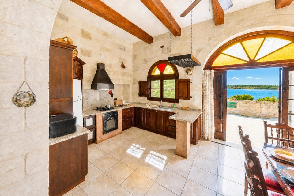 Family House, 4 Bedrooms, Balcony (Villayana Gozitan Farmhouse with pool) | Private kitchen | Stovetop, electric kettle, dining tables