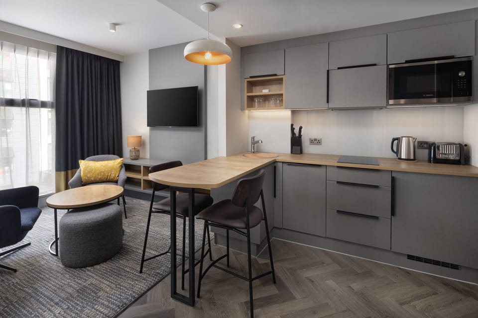 Studio Suite, 1 King Bed, Kitchenette | Premium bedding, in-room safe, desk, laptop workspace