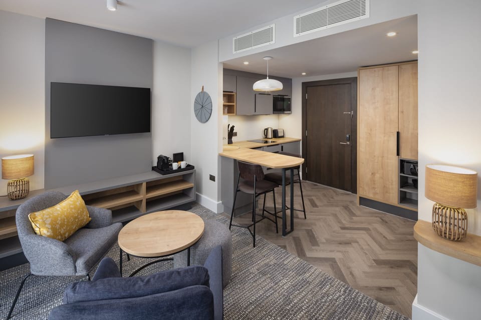 Studio Suite, 1 King Bed, Kitchenette | Premium bedding, in-room safe, desk, laptop workspace