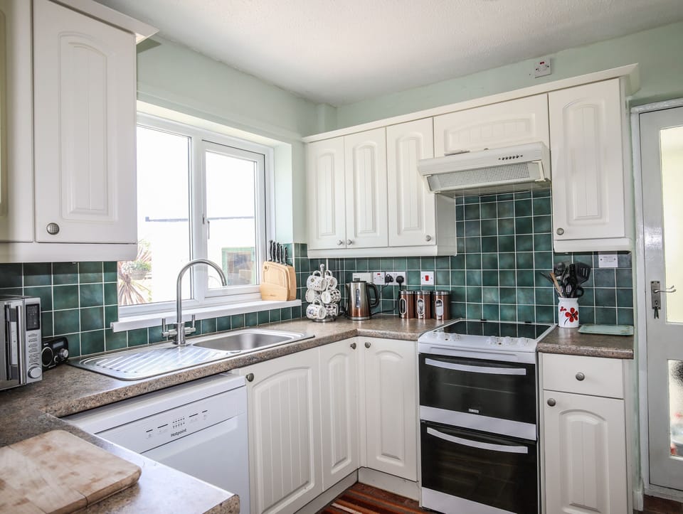 Cottage | Private kitchen | Fridge, microwave, dishwasher, toaster