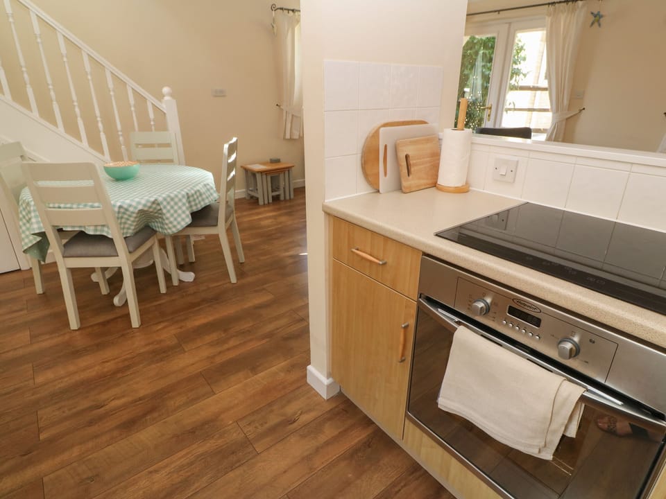 Cottage | Private kitchen | Fridge, microwave, cookware/dishes/utensils