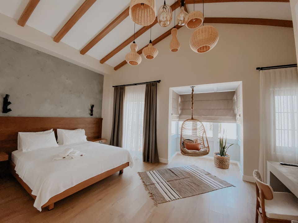 Deluxe Room, Bay Window | Egyptian cotton sheets, premium bedding, minibar, blackout drapes