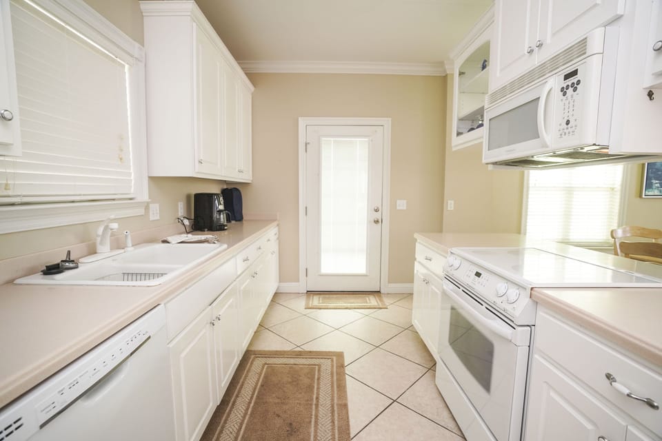 House, 2 Bedrooms, Sea View | Private kitchen | Full-size fridge, microwave, oven, stovetop