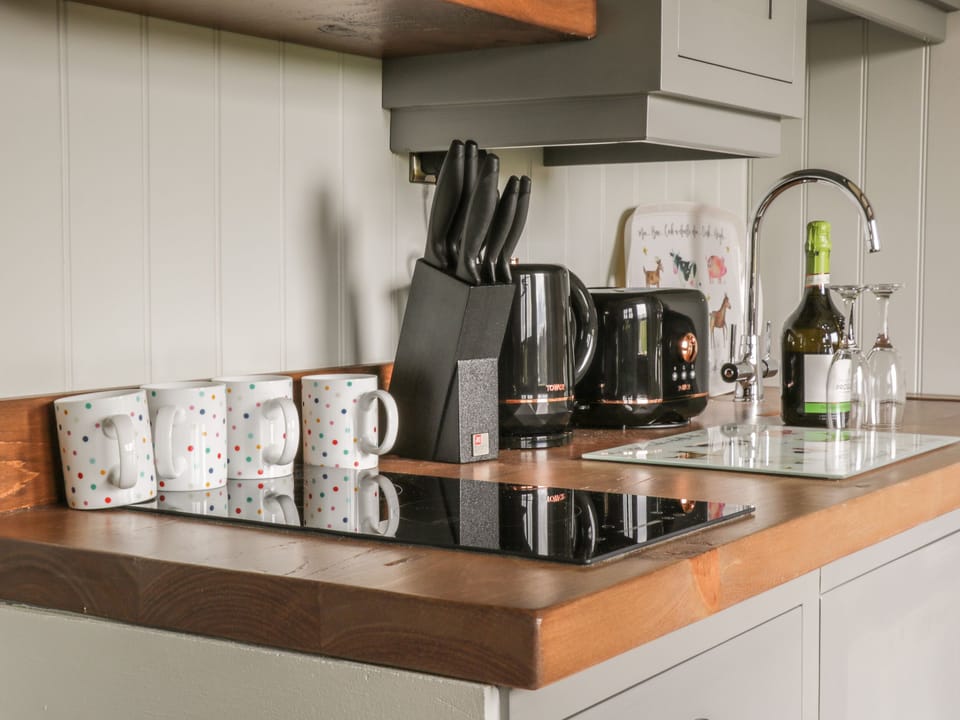 Cottage | Private kitchen | Fridge, electric kettle, cookware/dishes/utensils