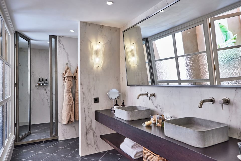 The Grand Oasis -Suite Superior | Bathroom | Shower, rainfall showerhead, hair dryer, slippers