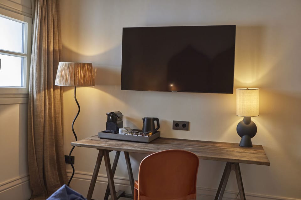 The Grand Flow-Double Deluxe | Premium bedding, in-room safe, soundproofing, free WiFi