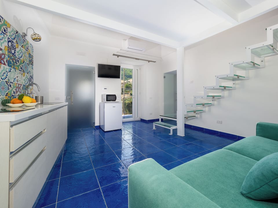 Panoramic House | Living area | 32-inch flat-screen TV with cable channels, TV