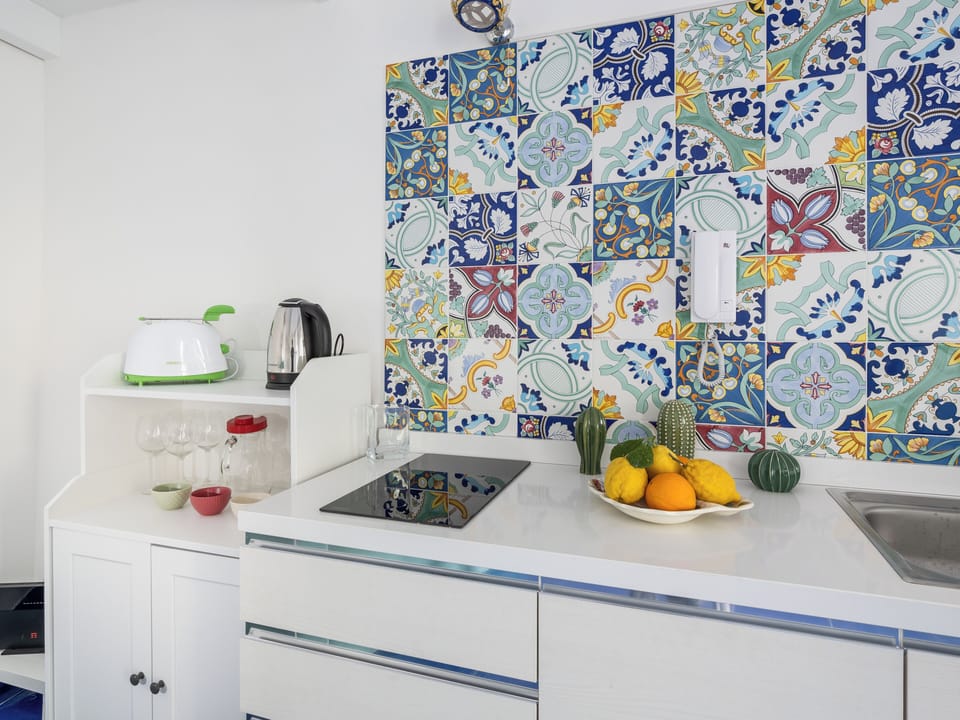 Panoramic House | Private kitchen | Full-size fridge, microwave, stovetop, espresso maker
