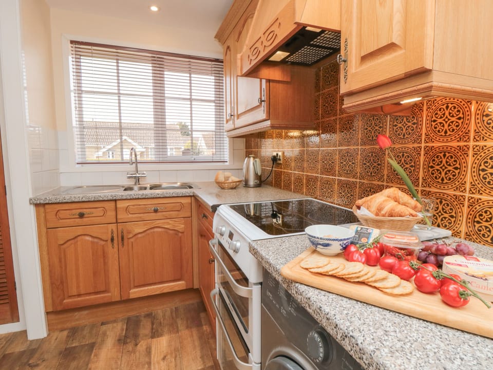 Cottage | Private kitchen | Fridge, microwave, dishwasher, electric kettle
