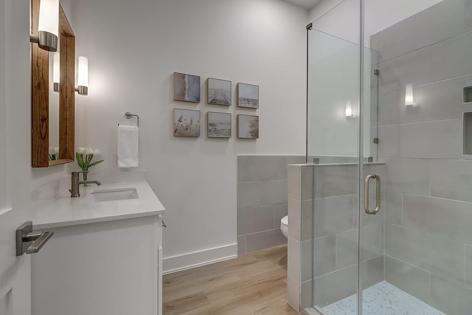 Master Queen Bathroom, 1st Floor