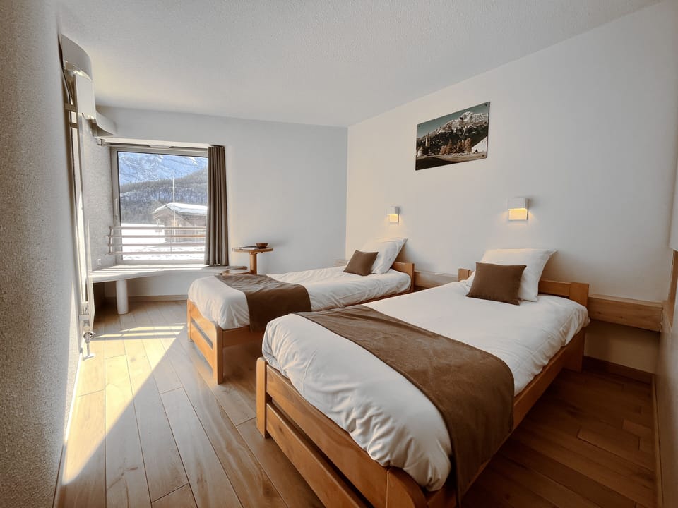 Laptop workspace, travel crib, bed sheets