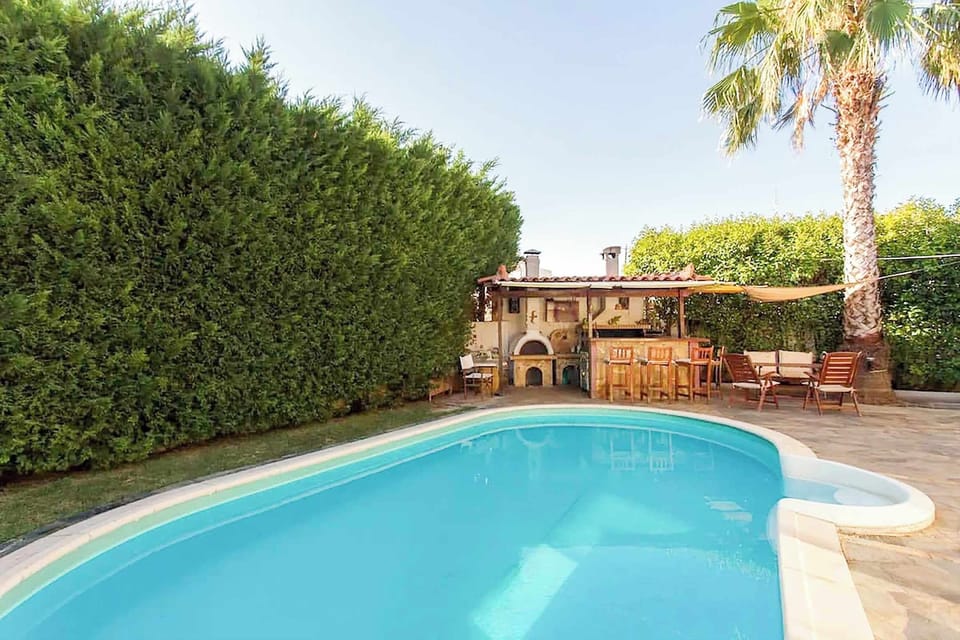 Private pool perfection in total privacy

