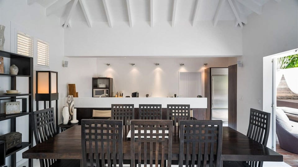 Kitchen & Dining Area: Fully equipped kitchen with mixer, coffee maker, dishwasher, espresso machine