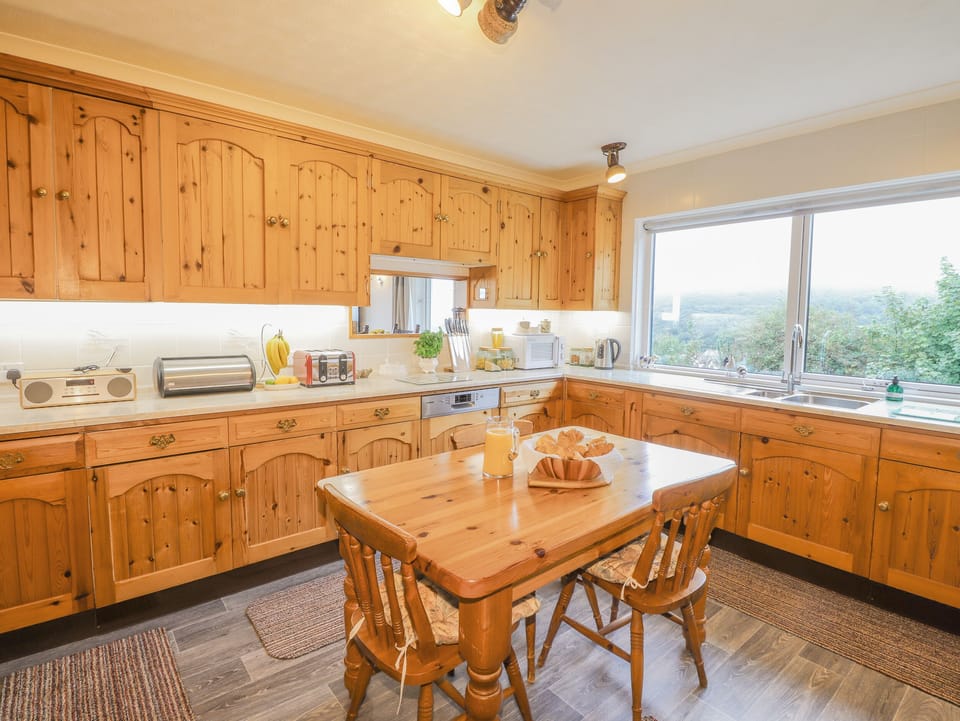 Cottage | Private kitchen | Fridge, microwave, dishwasher, electric kettle