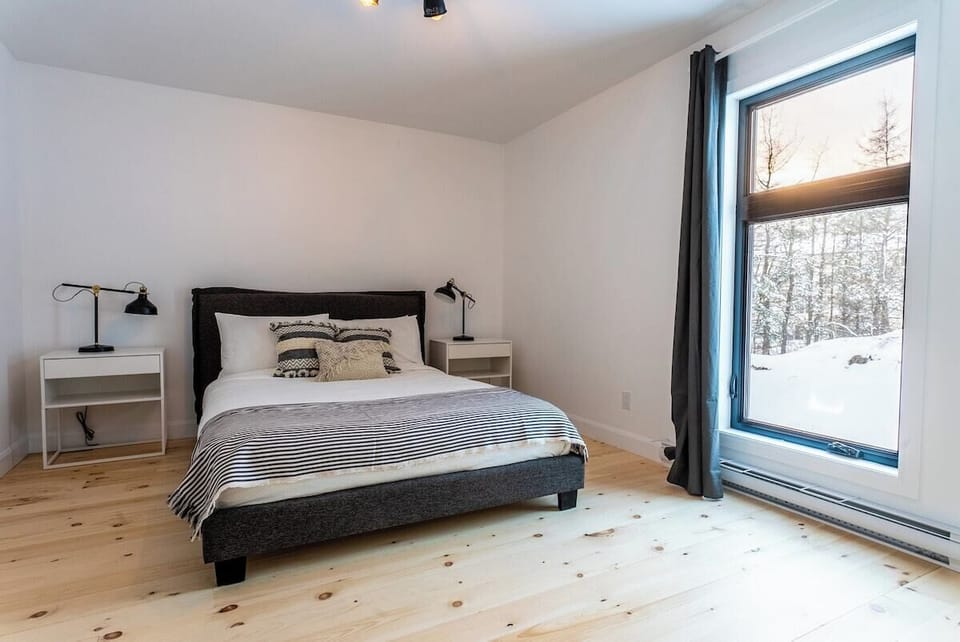Bedroom 1 : 1 Queen bed (2 people)