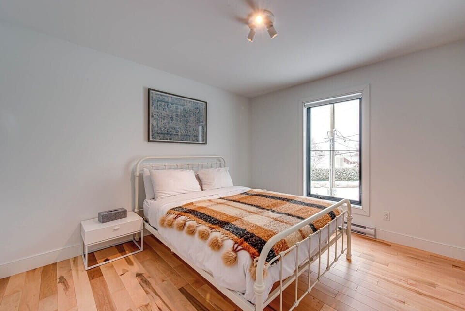 Bedroom 4 : 1 Queen bed (2 people)