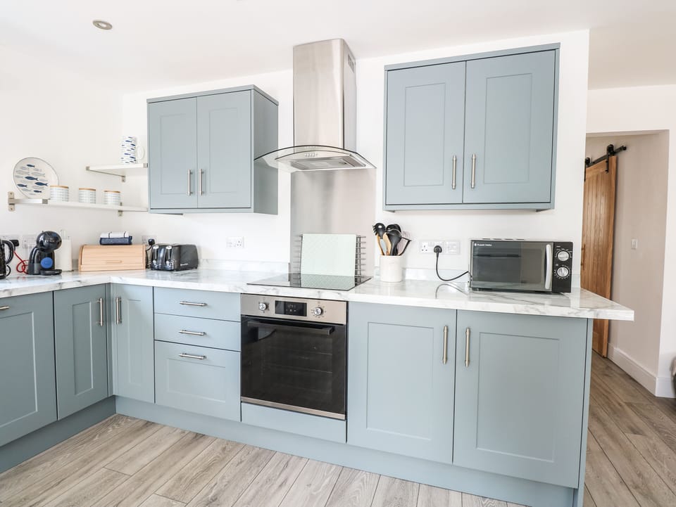 Cottage | Private kitchen | Fridge, microwave, dishwasher, electric kettle