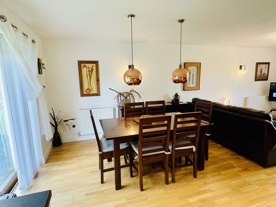 Cottage | Dining