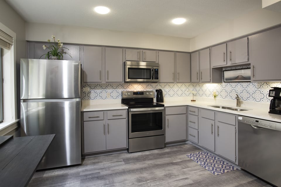 Newly remodeled, fully equipped kitchen