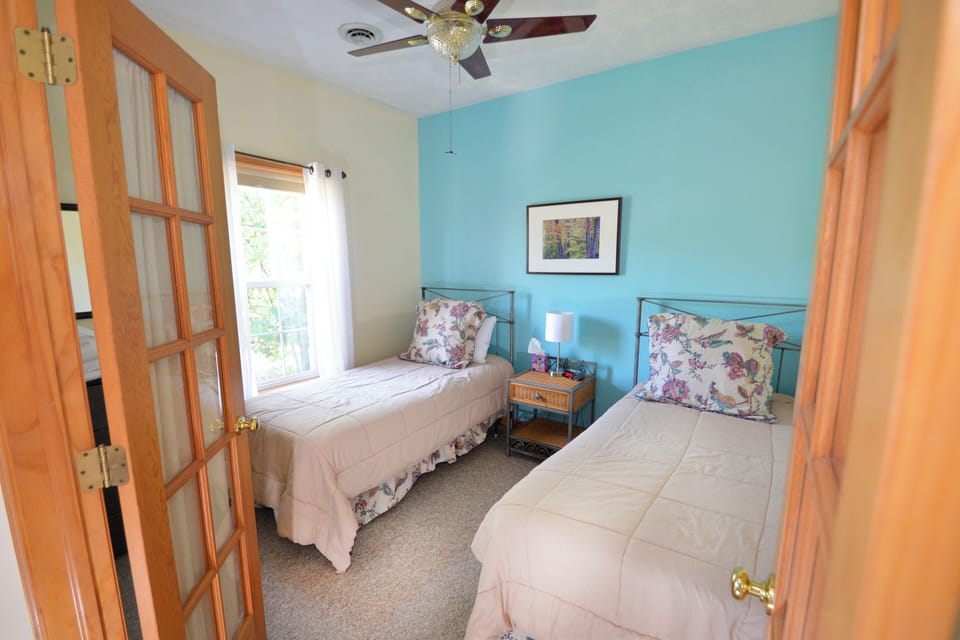 Bedroom 3 with 2 Twin Beds