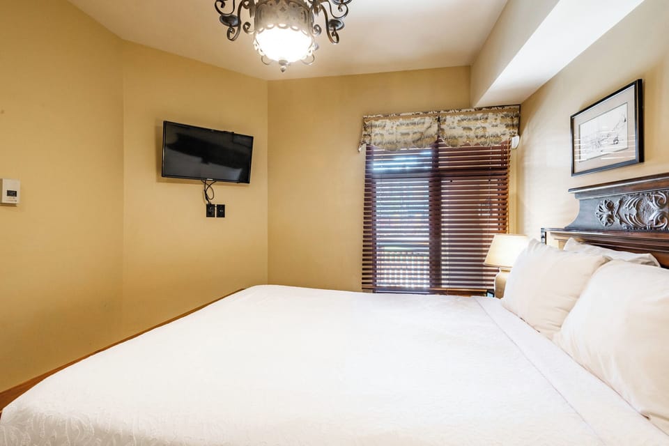 Bedroom with 1 Queen Bed