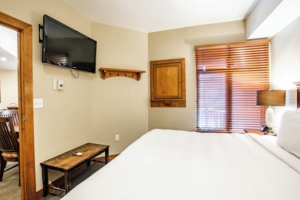 Bedroom with 1 King Bed