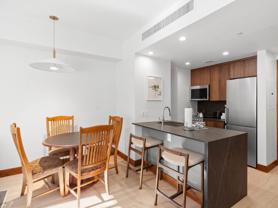 Dining Table for 4 / Barstools for 2